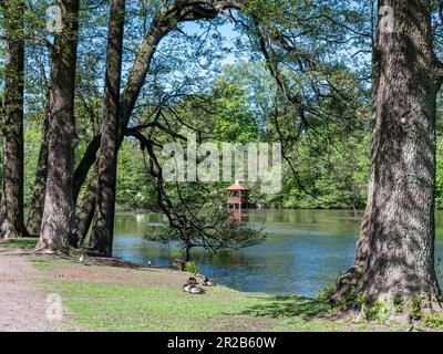 Vue sur la rivière Motala depuis le parc en bord de mer Åbacarna vers Folkparken au printemps à Norrköping, en Suède Banque D'Images