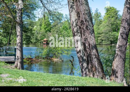 Vue sur la rivière Motala depuis le parc en bord de mer Åbacarna vers Folkparken au printemps à Norrköping, en Suède Banque D'Images