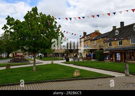 Les gens dans le village de Broadway Cotswolds Worcestershire Angleterre royaume-uni Banque D'Images