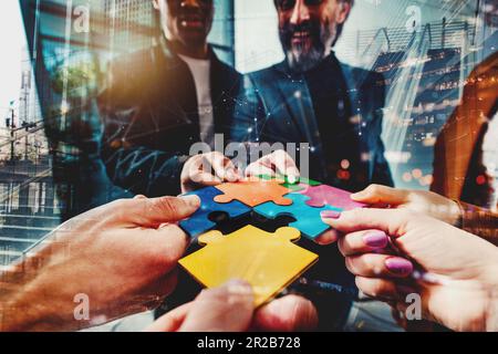Le travail d'équipe des partenaires relie des pièces de puzzle comme intégration et démarrage Banque D'Images