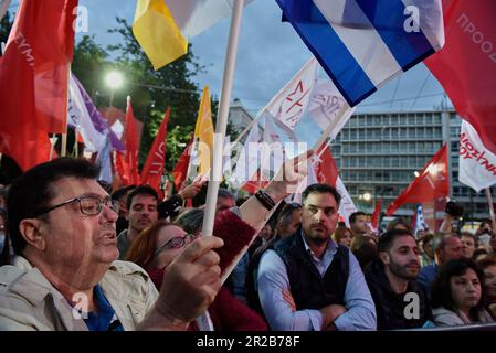 Athènes, Grèce. 18th mai 2023. Les partisans DE SYRIZA assistent au discours d'Alexis Tsipras sur la place Syntagma. L'ancien Premier ministre et chef du parti de gauche SYRIZA s'adresse à ses partisans avant les élections parlementaires nationales de 21 mai. (Credit image: © Nikolas Georgiou/ZUMA Press Wire) USAGE ÉDITORIAL SEULEMENT! Non destiné À un usage commercial ! Banque D'Images