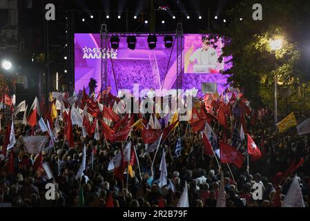 Athènes, Grèce. 18th mai 2023. Les partisans DE SYRIZA assistent au discours d'Alexis Tsipras sur la place Syntagma. L'ancien Premier ministre et chef du parti de gauche SYRIZA s'adresse à ses partisans avant les élections parlementaires nationales de 21 mai. (Credit image: © Nikolas Georgiou/ZUMA Press Wire) USAGE ÉDITORIAL SEULEMENT! Non destiné À un usage commercial ! Banque D'Images