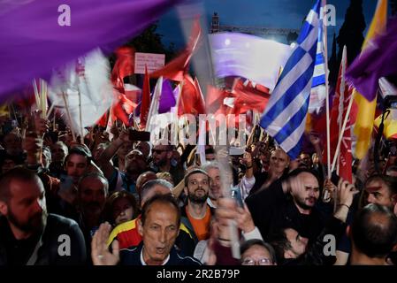 Athènes, Grèce. 18th mai 2023. Les partisans DE SYRIZA assistent au discours d'Alexis Tsipras sur la place Syntagma. L'ancien Premier ministre et chef du parti de gauche SYRIZA s'adresse à ses partisans avant les élections parlementaires nationales de 21 mai. (Credit image: © Nikolas Georgiou/ZUMA Press Wire) USAGE ÉDITORIAL SEULEMENT! Non destiné À un usage commercial ! Banque D'Images