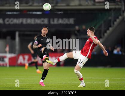 Danny ings de West Ham United et Sam Beukema d'AZ Alkmaar (à droite) se battent pour le ballon lors de la demi-finale de l'UEFA Europa Conference League au stade AFAS, Alkmaar. Date de la photo: Jeudi 18 mai 2022. Banque D'Images