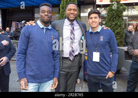 New York, États-Unis, 18/05/2023, le maire de New York, Eric Adams, l'ancienne star du football, Michael Strahan, et le gouverneur du New Jersey, Phil Murphy, lors d'un événement où la ville de New York et l'État du New Jersey ont présenté une offre conjointe pour accueillir des matchs au stade MetLife pendant le tournoi. Les thèmes de la coupe du monde au stade MetLife seront « WE ARE 26 » et « WE ARE NYNJ ». Cérémonie tenue à Times Square à New York ce jeudi matin. Credit: Brésil photo Press/Alamy Live News Banque D'Images