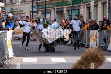 Deuxième édition d'une course de soapbox au coeur du centre ville de Crépy-en-Valois. Boîte à savon maison qui descend la pente de la rue principale. Banque D'Images