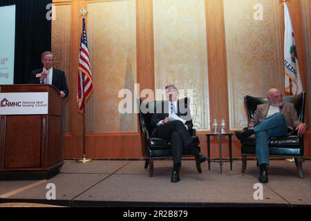 Le magnat de l'immobilier milliardaire Sam Zell parle des tendances actuelles du marché de l'immobilier pendant 'A ÔConversation avec Sam ZellÕ à la Conférence du Conseil national du logement multiple à Chicago, Illinois, États-Unis sur 19 mai 2010. Il a été appelé « le danseur de sépulture » pour avoir acheté des actifs en difficulté et a été le fondateur et le président de Equity Group Investments, une société d'investissement privée. (Photo par: Alexandra Buxbaum/Sipa USA) crédit: SIPA USA/Alay Live News Banque D'Images