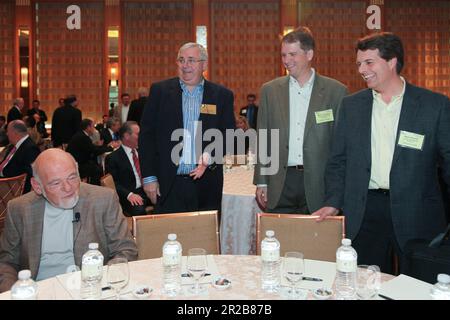 Le magnat de l'immobilier milliardaire Sam Zell discute avec les participants avant de parler de la situation actuelle sur le marché de l'immobilier lors d'une « conversation avec Sam Zell » lors de la conférence du Conseil national du logement multiple à Chicago, Illinois, États-Unis, sur 19 mai 2010. Il a été appelé « le danseur de tombes » pour avoir acheté des actifs en difficulté et a été le fondateur et le président de Equity Group Investments, une société d'investissement privée. (Photo par: Alexandra Buxbaum/Sipa USA) crédit: SIPA USA/Alay Live News Banque D'Images