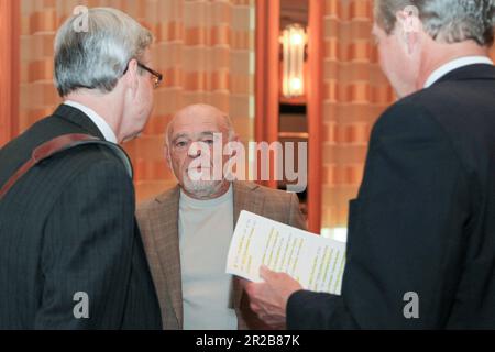 Le magnat de l'immobilier milliardaire Sam Zell discute avec les participants avant de parler de la situation actuelle sur le marché de l'immobilier lors d'une « conversation avec Sam Zell » lors de la conférence du Conseil national du logement multiple à Chicago, Illinois, États-Unis, sur 19 mai 2010. Il a été appelé « le danseur de tombes » pour avoir acheté des actifs en difficulté et a été le fondateur et le président de Equity Group Investments, une société d'investissement privée. (Photo par: Alexandra Buxbaum/Sipa USA) crédit: SIPA USA/Alay Live News Banque D'Images