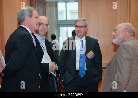 Le magnat de l'immobilier milliardaire Sam Zell discute avec les participants avant de parler de la situation actuelle sur le marché de l'immobilier lors d'une « conversation avec Sam Zell » lors de la conférence du Conseil national du logement multiple à Chicago, Illinois, États-Unis, sur 19 mai 2010. Il a été appelé « le danseur de tombes » pour avoir acheté des actifs en difficulté et a été le fondateur et le président de Equity Group Investments, une société d'investissement privée. (Photo par: Alexandra Buxbaum/Sipa USA) crédit: SIPA USA/Alay Live News Banque D'Images