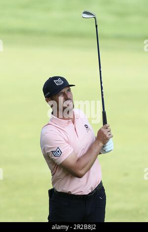 Rochester, États-Unis. 18th mai 2023. Bryson DeChambeau regarde son deuxième coup sur le 9th trous lors du premier tour du championnat PGA 2023 au Oakwood Country Club de Rochester, New York, jeudi, 18 mai 2023. Photo par Aaron Josefczyk/UPI crédit: UPI/Alay Live News Banque D'Images