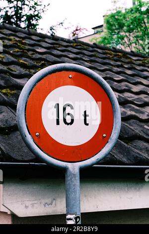 Un panneau d'interdiction est haut et attire l'attention avec son cercle rouge audacieux et sa ligne diagonale. Il symbolise les restrictions et les actions interdites. Banque D'Images