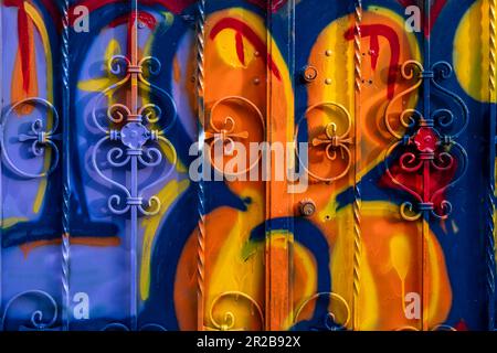 La porte de la maison est tachée avec les couleurs et les peintures des artistes du graffiti. Couleurs éclatantes. Banque D'Images