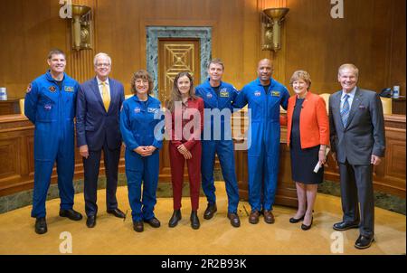 17 mai 2023 - Washington, District de Columbia, États-Unis - Les quatre astronautes qui voleront autour de la Lune sur l'Artemis II de la NASA se sont rendus mercredi à Washington, à 17 mai, pour discuter de leur prochaine mission avec des membres du Congrès et d'autres. Les astronautes de la NASA Reid Wiseman, Victor Glover et Christina Hammock Koch, Et l'astronaute de l'Agence spatiale canadienne (ASC) Jeremy Hansen a été annoncé lundi, 3 avril, comme les quatre astronautes qui s'aventurent autour de la Lune sur Artemis II, la première mission d'équipage sur le chemin de la NASA pour établir une présence à long terme sur la Lune pour la science et l'exploration à travers Artem Banque D'Images