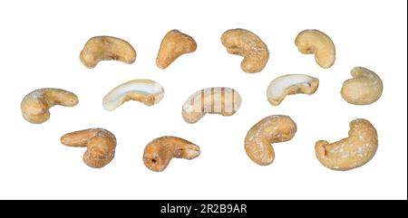 Ensemble de noix de cajou salées entières ou coupées en deux isolées sur fond blanc. Anacardium occidentale. Vous pouvez fermer un groupe de délicieux noix de cajou grillées au sel. Banque D'Images