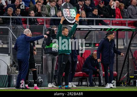 Alkmaar, pays-Bas. 18th mai 2023. ALKMAAR, PAYS-BAS - MAI 18: Quatrième Sven Jablonski officiel lors de la finale de l'UEFA Europa Conference League deuxième match entre AZ et West Ham Unis à la Stadion AFAS sur 18 mai 2023 à Alkmaar, pays-Bas (photo de Patrick Goosen/Orange Pictures) crédit: Orange pics BV/Alay Live News Banque D'Images