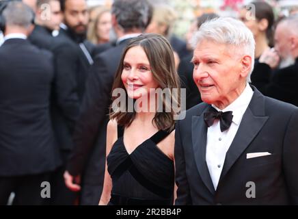 Cannes, France, 18th mai 2023. Harrison Ford; et Calista Flockhart arrivant sur le tapis rouge pour le film Indiana Jones et la projection du gala du cadran du destin au Festival de Cannes 76th à Cannes, France. Credit: Doreen Kennedy/Alamy Live News. Banque D'Images