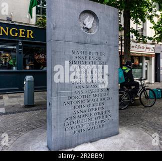 Un mémorial à certaines des victimes des attentats à la bombe de 1974 à Dublin et Monaghan, dans la rue Talbot, Dublin, Irlande. Banque D'Images