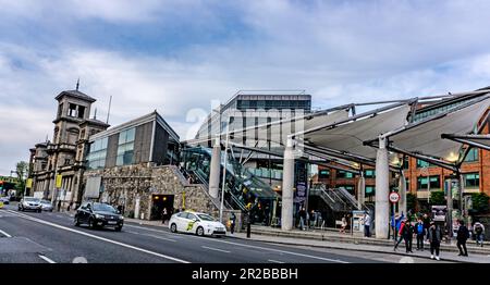 Gare de Connolly et arrêt Luas dans la rue Amiens, Dublin, Irlande. Banque D'Images