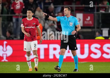 Alkmaar, pays-Bas. 18th mai 2023. ALKMAAR, PAYS-BAS - MAI 18: Arbitre Ivan Kruzliak gestes pendant l'UEFA Europa Conference League demi-finale deuxième jambe match entre AZ et West Ham Unis à la Stadion AFAS sur 18 mai 2023 à Alkmaar, pays-Bas (photo de Patrick Goosen/Orange Pictures) crédit: Orange pics BV/Alay Live News Banque D'Images