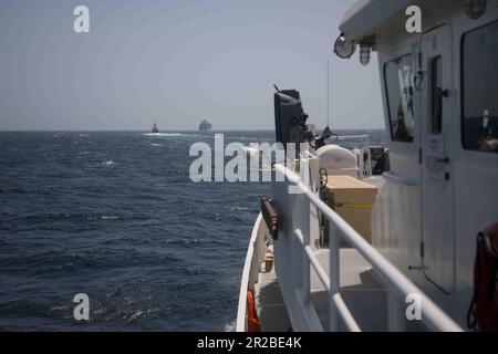 Détroit de VIRIN D'HORMUZ (xx mai 2023) le cutter à réaction rapide USCGC Jogn Scheuerman (WPC 1146) transite le détroit d'Hormuz, xx mai 2023. John Scheuerman est déployé dans la zone d'opérations de la flotte américaine 5th afin d'assurer la sécurité et la stabilité maritimes dans la région du Moyen-Orient. (É.-U. Photo de l'armée par le Cpl Jensen Guillory) Banque D'Images