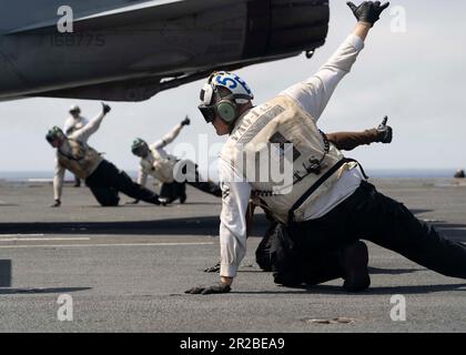 Les marins affectés aux « loups gris » de l'escadron d'attaque électronique (VAQ) 142 signalent la sécurité de l'arc avant le décollage d'un super Hornet E/A-18G du premier avion de la catégorie USS Gerald R. Ford (CVN 78), 15 mai 2023. VAQ-142 est déployé à bord du CVN 78 dans le cadre de l'escadre aérienne Carrier (CVW) 8. Gerald R. Ford est les États-Unis Le porte-avions le plus récent et le plus avancé de Navy, qui représente un bond générationnel aux États-Unis Capacité de la Marine à projeter la puissance à l'échelle mondiale. Le groupe de grève des transporteurs Gerald R. Ford est en cours de déploiement aux États-Unis Forces navales zone Europe d'ope Banque D'Images