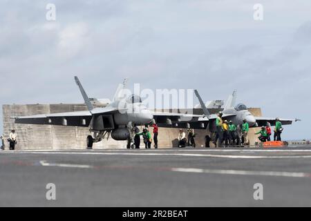 Les marins affectés au premier porte-avions USS Gerald R. Ford (CVN 78) et à l'escadre aérienne Carrier (CVW) 8 préparent deux Super Hornets F/A-18E fixés au « Golden Warriors » de l'escadron de combat Strike (VFA) 87 et aux « Ragin » Bulls » de VFA-37 sur le pont de vol, 15 mai 2023. Les VFA-87 et VFA-37 sont déployés à bord du CVN 78 dans le cadre de l'escadre aérienne Carrier (CVW) 8. Gerald R. Ford est les États-Unis Le porte-avions le plus récent et le plus avancé de Navy, qui représente un bond générationnel aux États-Unis Capacité de la Marine à projeter la puissance à l'échelle mondiale. Le groupe de grève des transporteurs Gerald R. Ford est sur une de prévue Banque D'Images