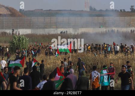 Gaza. 18th mai 2023. Le peuple palestinien participe à une manifestation pour rejeter la marche du drapeau israélien près de la clôture de la frontière Gaza-Israël, à l'est de la ville de Gaza, sur 18 mai 2023. La marche du drapeau, organisée jeudi par les nationalistes israéliens à Jérusalem, a suscité l'indignation et la condamnation de l'opinion publique et des responsables palestiniens. Credit: Rizek Abdeljawad/Xinhua/Alamy Live News Banque D'Images