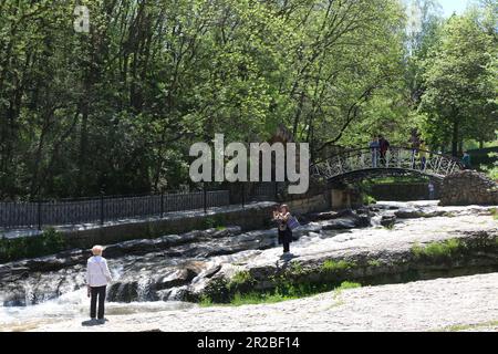 Kislovodsk, Russie. 18th mai 2023. Les gens apprécient la nature dans le parc national de Kislovodsk, Fédération de Russie. Le parc national de Kislovodsk est une zone naturelle spécialement protégée de la ville de Kislovodsk. Le plus grand parc de la ville d'Europe. La superficie est de 965,8 hectares. (Photo de Maksim Konstantinov/SOPA Images/Sipa USA) crédit: SIPA USA/Alay Live News Banque D'Images