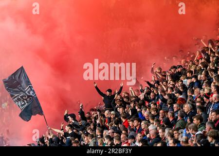 Amsterdam, pays-Bas. 18th mai 2023. Les fans d'AZ Alkmaar lors de la demi-finale de la Ligue de la Conférence de l'UEFA second match de match entre AZ Alkmaar et West Ham se sont Unis à l'AFAS Stadion sur 18 mai 2023 à Amsterdam, aux pays-Bas. (Photo de Daniel Chesterton/phcimages.com) Credit: PHC Images/Alamy Live News Banque D'Images