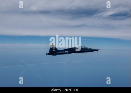 A ÉTATS-UNIS Le talon T-38A de la Force aérienne affecté au 2D Escadron d'entraînement de chasseurs survole le golfe du Mexique au cours d'un vol d'entraînement, 4 mai 2023. Le FTS 2nd assure la réplication de l'air d'adversaire pour la formation pilote de 5th générations. (É.-U. Photo de la Force aérienne par Tech. Sgt Betty R. Chevalier) Banque D'Images