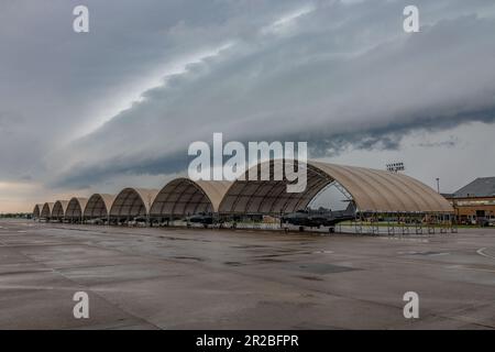 Plusieurs avions de l'escadre MC-12W des opérations spéciales de 137th sont assis sans être dérangés après une tempête de printemps lors d'un vol à la base de la Garde nationale aérienne Will Rogers, Oklahoma City (4 mai 2023). Le vol-in SOW 137th a montré aux élèves du secondaire, aux partenaires communautaires et aux commandants honoraires de tout l'État comment chaque unité de la base contribue au déploiement des aviateurs Oklahoma Citizen dans le monde entier . (É.-U. Photo de la Garde nationale aérienne par Tech. Le Sgt Brigette Waltermire) Banque D'Images