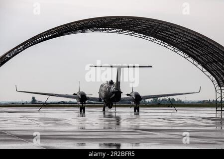 Une escadre des opérations spéciales de 137th MC-12W brille après une douche de pluie printanière impromptue lors d'un vol à la base de la Garde nationale aérienne Will Rogers, Oklahoma City, 4 mai 2023. Le vol-in SOW 137th a montré aux élèves du secondaire, aux partenaires communautaires et aux commandants honoraires de tout l'État comment chaque unité de la base contribue au déploiement des aviateurs Oklahoma Citizen dans le monde entier . (É.-U. Photo de la Garde nationale aérienne par Tech. Le Sgt Brigette Waltermire) Banque D'Images