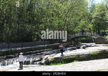 Kislovodsk, Russie. 18th mai 2023. Les gens apprécient la nature dans le parc national de Kislovodsk, Fédération de Russie. Le parc national de Kislovodsk est une zone naturelle spécialement protégée de la ville de Kislovodsk. Le plus grand parc de la ville d'Europe. La superficie est de 965,8 hectares. (Credit image: © Maksim Konstantinov/SOPA Images via ZUMA Press Wire) USAGE ÉDITORIAL SEULEMENT! Non destiné À un usage commercial ! Banque D'Images