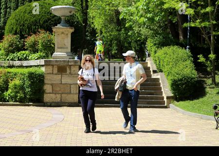 Kislovodsk, Russie. 18th mai 2023. Une fille et un homme marchent dans le parc national de Kislovodsk, Fédération de Russie. Le parc national de Kislovodsk est une zone naturelle spécialement protégée de la ville de Kislovodsk. Le plus grand parc de la ville d'Europe. La superficie est de 965,8 hectares. (Credit image: © Maksim Konstantinov/SOPA Images via ZUMA Press Wire) USAGE ÉDITORIAL SEULEMENT! Non destiné À un usage commercial ! Banque D'Images