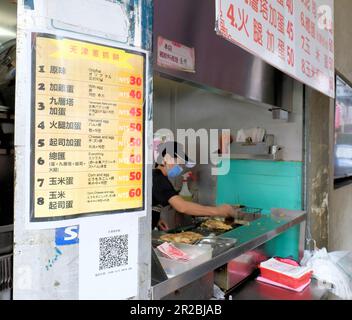 Tian Jin Flaky Scallion Pancake shop, un vendeur traditionnel et populaire de crêpes d'oignon ou de scallion taïwanais sur Yongkang Street à Taipei, Taiwan. Banque D'Images