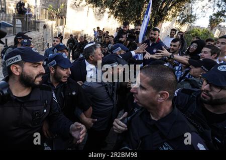 Jérusalem-est, Israël. 18th mai 2023. Le ministre israélien de la sécurité nationale, Itamar Ben-Gvir, flanqué d'officiers de police israéliens, salue les personnes qui se rassemblent devant la porte de Damas de la vieille ville de Jérusalem lors de la « marche du drapeau » annuelle pour marquer le « jour de Jérusalem ». La police et les résidents de Jérusalem se préparent à ce que les ministres extrémistes et leurs partisans se rallient à 18 mai dans le cadre d'une marche annuelle pour célébrer le drapeau commémorant la prise de la vieille ville par Israël. Crédit : SOPA Images Limited/Alamy Live News Banque D'Images