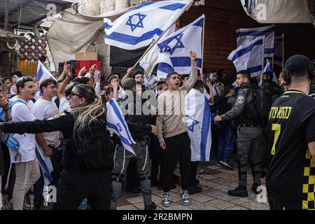 Jérusalem-est, Israël. 18th mai 2023. Les manifestants israéliens chantent des slogans lors de la « marche du drapeau » annuelle pour commémorer le « jour de Jérusalem ». La police et les résidents de Jérusalem se préparent à ce que les ministres extrémistes et leurs partisans se rallient à 18 mai dans le cadre d'une marche annuelle pour célébrer le drapeau commémorant la prise de la vieille ville par Israël. (Photo de Saeed QAQ/SOPA Images/Sipa USA) Credit: SIPA USA/Alay Live News Banque D'Images