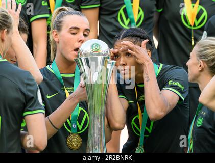 Koeln/Allemagne. Cérémonie de remise des prix 18 mai 2023, équipe WOB avec la coupe, de gauche à droite Jill ROORD (WOB), Sveindis JONSDOTTIR (WOB) DFB Cup final Women 2023, VfL Wolfsburg (WOB) - SC Freiburg (FR) 4:1, on 18 mai 2023 in Koeln/Allemagne. # Les règlements du DFB interdisent toute utilisation de photographies comme séquences d'images et/ou quasi-vidéo # Banque D'Images