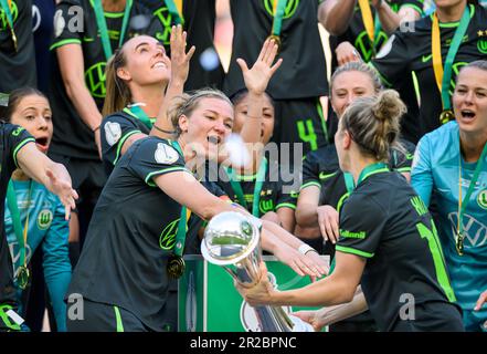 Koeln/Allemagne. 18 mai 2023 Cologne, Allemagne. 18th mai 2023. Cérémonie de remise des prix, équipe de jubilation WOB avec le trophée, de gauche à droite Alexandra POPP (WOB), Svenja HUTH (WOB), finale des femmes DFB Pokal 2023, VfL Wolfsburg (WOB) - SC Freiburg (FR) 4:1, on 18,05. 2023 à Cologne/Allemagne. # La réglementation DFB interdit toute utilisation de photographies comme séquences d'images et/ou quasi-vidéo # crédit: dpa/Alay Live News Banque D'Images