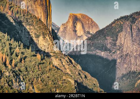 Gros plan des crêtes et du demi-dôme dans le parc national de Yosemite, Californie, États-Unis Banque D'Images