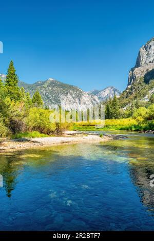 Kings River à Zumwalt Meadow dans le parc national de Kings Canyon, Californie, États-Unis Banque D'Images