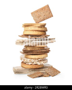 Une pile de pains croustillants au seigle frais, de gâteaux de riz croquants et de croûtes sur fond blanc Banque D'Images