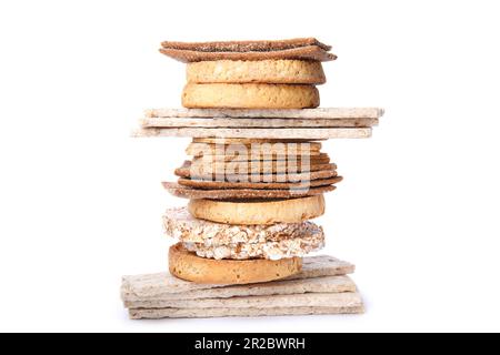 Une pile de pains croustillants au seigle frais, de gâteaux de riz croquants et de croûtes sur fond blanc Banque D'Images