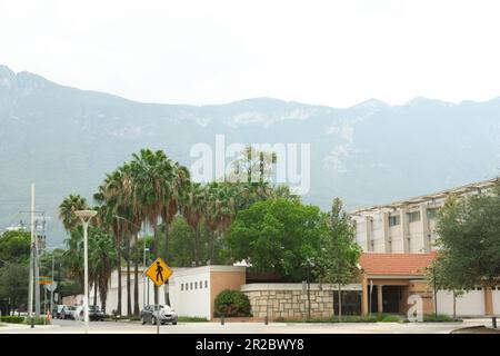 Mexique, San Pedro Garza Garcia - 26 août 2022: Rue de la ville avec des bâtiments et des voitures près de belles montagnes Banque D'Images