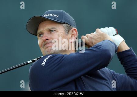 Rochester, États-Unis. 18th mai 2023. Justin Rose regarde son tee-shirt tiré sur le tee-shirt 10th lors du premier tour du championnat PGA 2023 au Oakwood Country Club de Rochester, New York, jeudi, 18 mai 2023. Photo par Aaron Josefczyk/UPI crédit: UPI/Alay Live News Banque D'Images