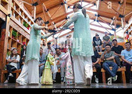 (230519) -- NANJING, 19 mai 2023 (Xinhua) -- Sun Jing (L, avant) et Shi Jinfang jouent des marionnettes de l'opéra de Kunqu dans la ville de Qidu, district de Wujiang dans la ville de Suzhou, province de Jiangsu, à l'est de la Chine, au 17 mai 2023. Kunqu, avec une histoire de centaines d'années, est classé par l'Organisation des Nations Unies pour l'éducation, la science et la culture (UNESCO) comme un patrimoine culturel intangible en 2001.dans la ville de Qidu de Suzhou, Il existe une forme unique de Kunqu Opera appelée « Kunqu Puppet » qui présente des acteurs présentant des performances avec des marionnettes sur la scène. Afin d'hériter du traditionnel 'Kunqu Puppet', Sun Banque D'Images