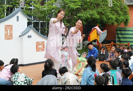 (230519) -- NANJING, 19 mai 2023 (Xinhua) -- Sun Jing (R) et Shi Jinfang jouent des marionnettes de l'opéra de Kunqu pour les enfants dans un jardin d'enfants de la ville de Qidu, district de Wujiang, ville de Suzhou, province de Jiangsu en Chine orientale, 20 avril 2023. Kunqu, avec une histoire de centaines d'années, est classé par l'Organisation des Nations Unies pour l'éducation, la science et la culture (UNESCO) comme un patrimoine culturel intangible en 2001.dans la ville de Qidu de Suzhou, Il existe une forme unique de Kunqu Opera appelée « Kunqu Puppet » qui présente des acteurs présentant des performances avec des marionnettes sur la scène. Afin d'hériter du salon Banque D'Images