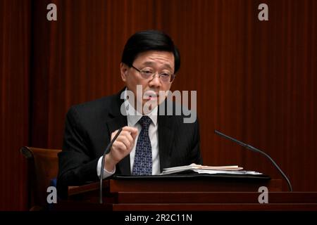 (230518) -- HONG KONG, 18 mai 2023 (Xinhua) -- John Lee, directeur général de la région administrative spéciale de Hong Kong, assiste à la première d'une nouvelle série de sessions de questions-réponses interactives et consultatives avec des membres du Conseil législatif à Hong Kong, dans le sud de la Chine, au 18 mai 2023. (Département des services d'information du Gouvernement de la région administrative spéciale de Hong Kong/document via Xinhua) Banque D'Images