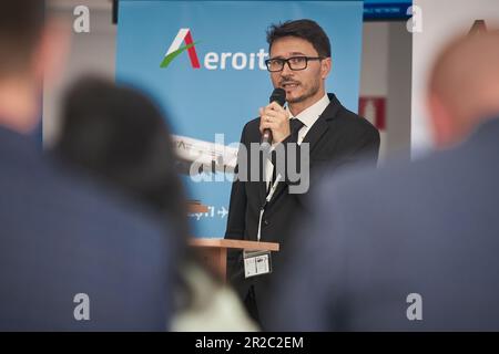 Bucarest, Roumanie. 18th mai 2023 : Adrian Duru, directeur des ventes Aeroitalia, prononce un discours lors de la conférence de presse annonçant le lancement des opérations de vol d'Aeroitalia à l'aéroport international Baneasa 'Aurel Vlaicu' de Bucarest. La compagnie aérienne italienne AeroItalia commencera ses vols en Roumanie sur 2 juin avec un premier vol sur la route Bucarest Baneasa 'Aurel Vlaicu' aéroport international - Rome–Fiumicino aéroport international 'Leonardo da Vinci'. Credit: Lucien Alecu/Alamy Live News Banque D'Images